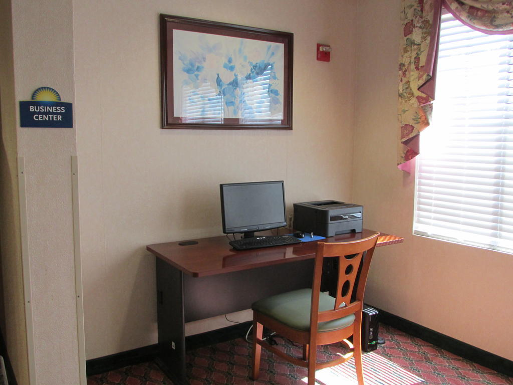 Days Inn By Wyndham Jefferson City Room photo